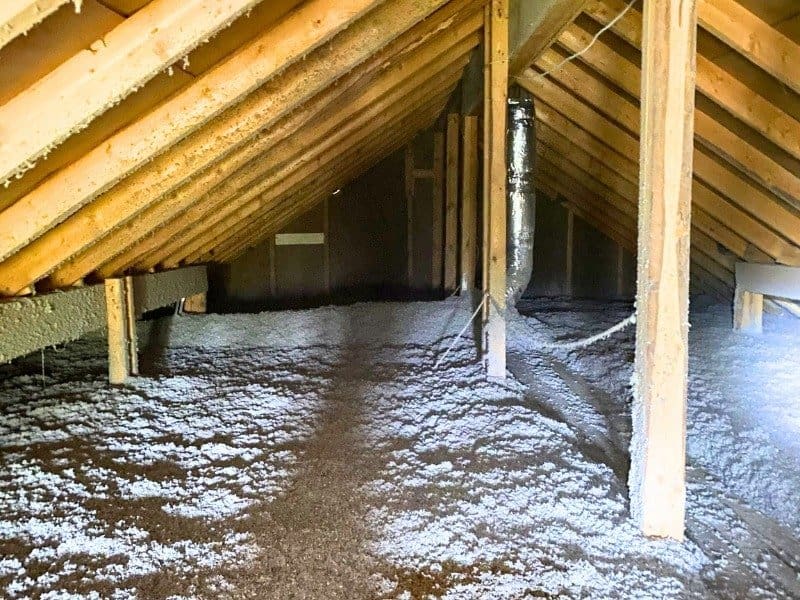 Rintamamiestalon vintin lisäeristäminen Ekoeriste puhalluvillaurakoitsijan toimesta
