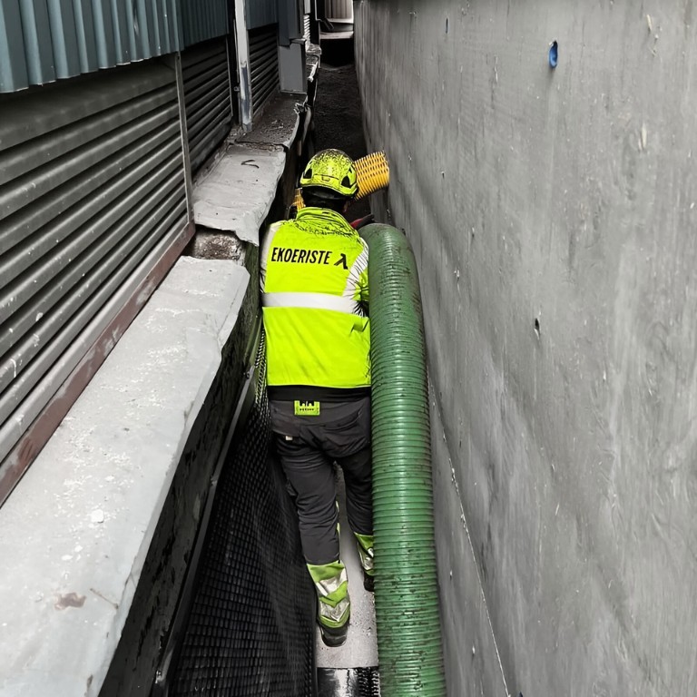 Lecasoran käyttökohteet 4 Suurtehoimurointi teollisuus ahtaassa paikassa Ekoeriste imu-urakoitsija.jpg