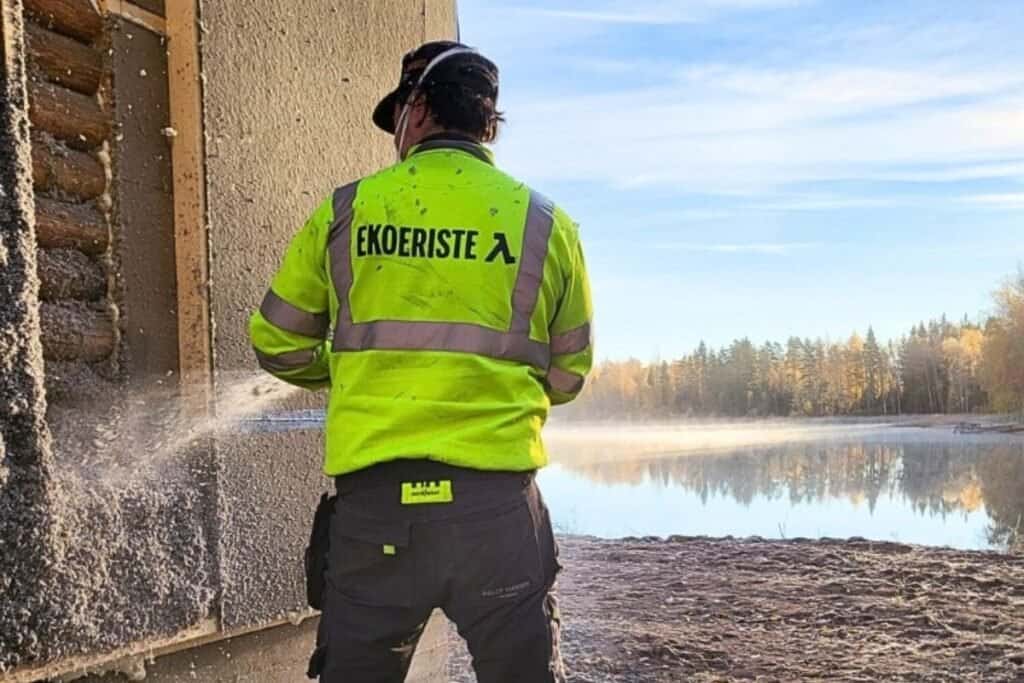 Purueristeisen-talon-lisaeristaminen-ulkopuolelta-Ekoeriste-asentaja-asentamassa-selluvilla