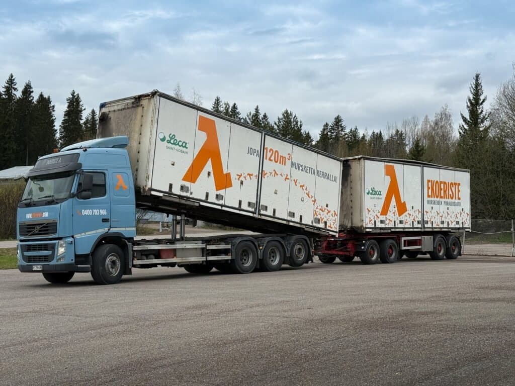 Ekoeristeen murskeiden puhallusauto hallin edessä Kuusankoskella