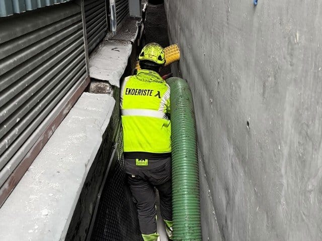 Suurtehoimurointi-teollisuus-ahtaassa-paikassa-Ekoeriste-imu-urakoitsija-1.jpg-1