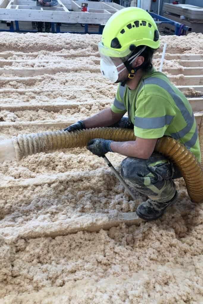 Alapohjan eristys Järvenpäässä Hunton-puhallusvillalla