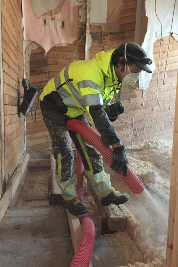 Alapohjan eristys Virolahdella Hunton-puhallusvillalla