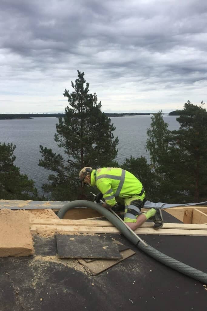 Huvilan puhallusvillan asennus Sipoossa Hunton-puhallusvillalla