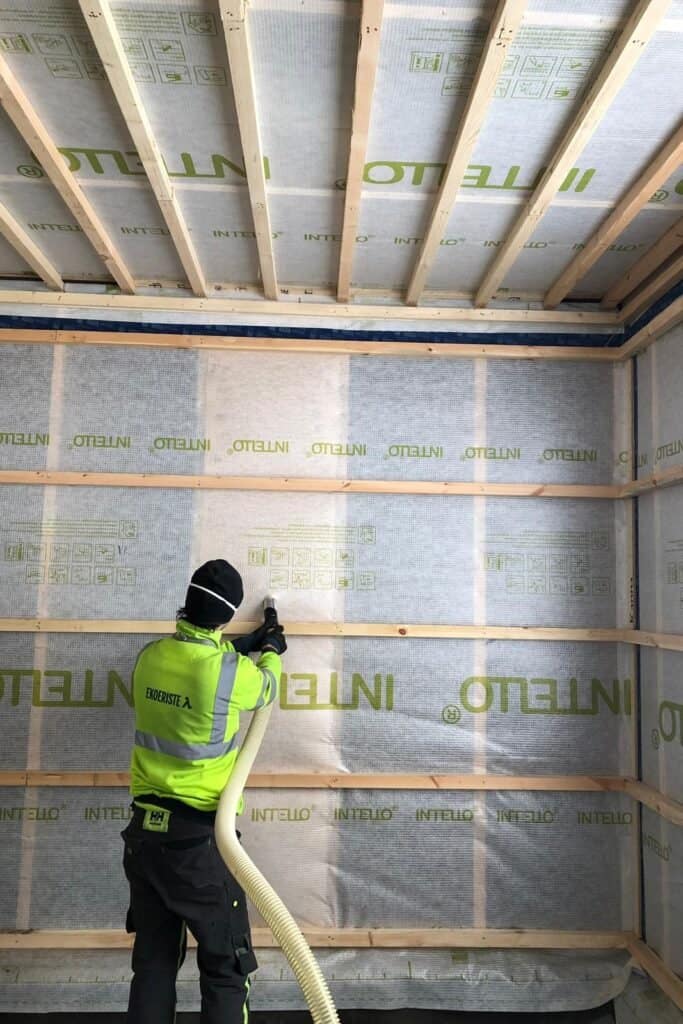 Ulkoseinän eristys Hausjärvellä Hunton-puhallusvillalla