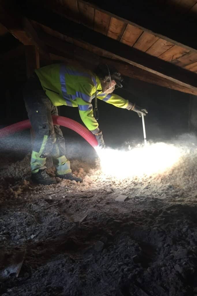 Yläpohjan eristys Asikkalassa Hunton-puhallusvillalla