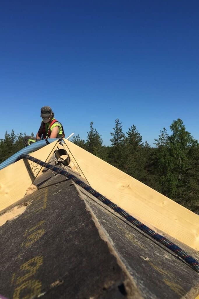 Omakotitalon yläpohjan eristys Mäntsälässä Hunton-puhallusvillalla